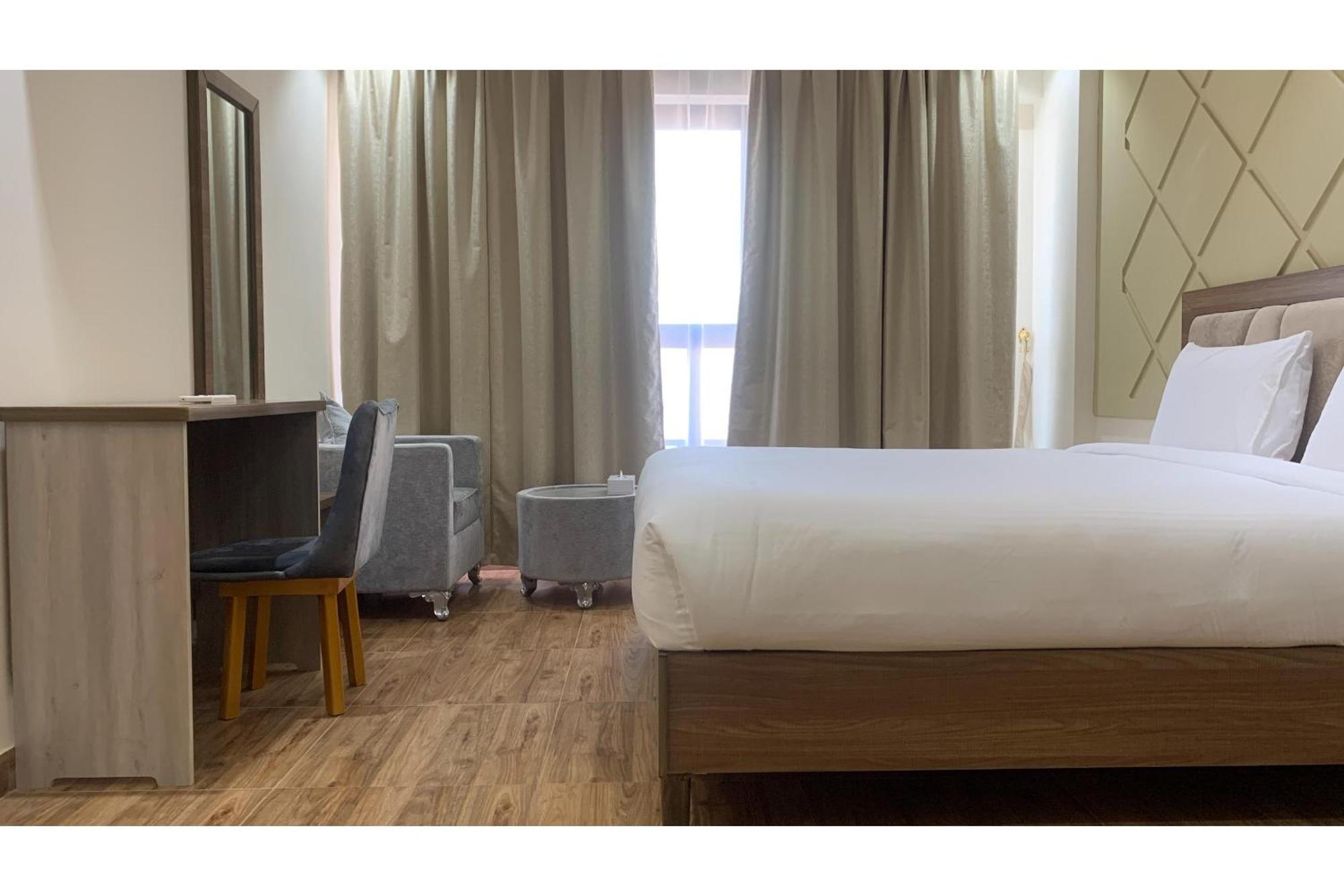 Oyo Townhouse 156 Rose Hotel